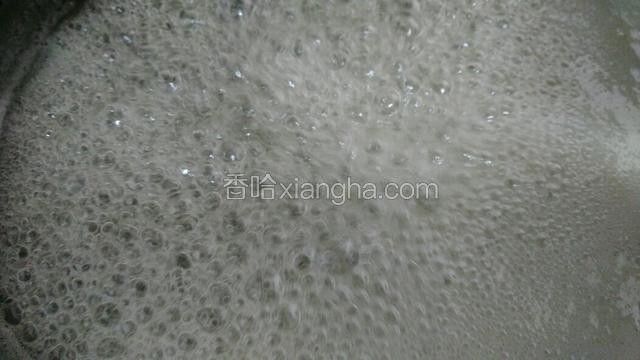 熬到糖起白色大泡泡粘稠时候，转小火