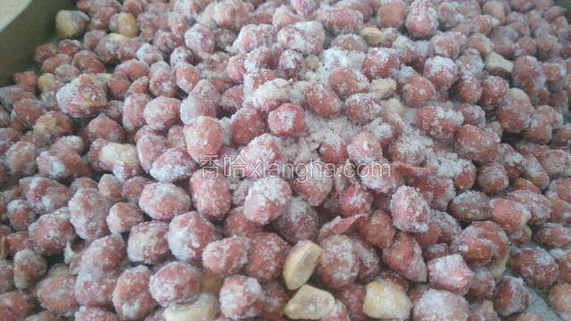 炒好后，关火，倒入烤盘摊开放凉后，就可以吃了