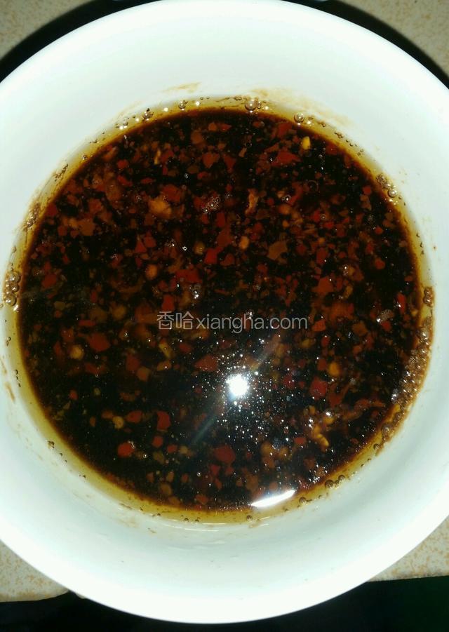 将蒜粒切成碎蒜末与所有调料调剂成汁，倒入已切好的鸡鸭肠子里搅拌均匀即可
