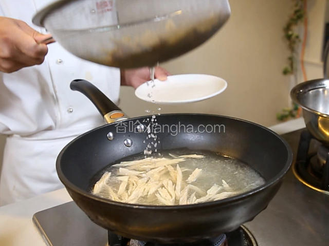 锅中放入清水500克，大火烧开，下入切好的腐竹，焯透捞出备用。