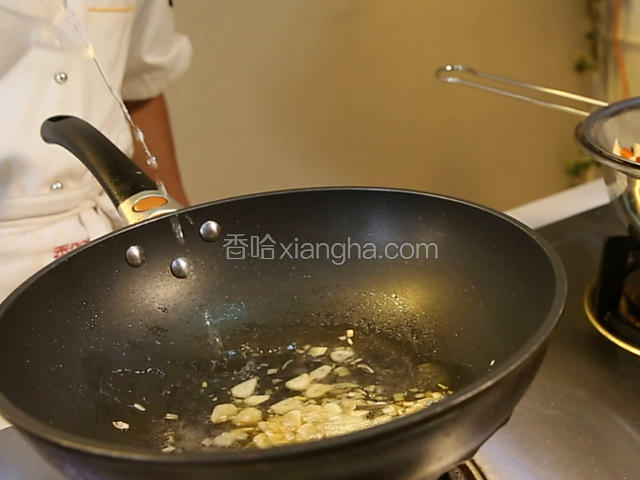 锅中烧热放色拉油10克，放入葱姜蒜爆香。加料酒，放清水50克左右，放盐、味精、鸡精，大火烧开。