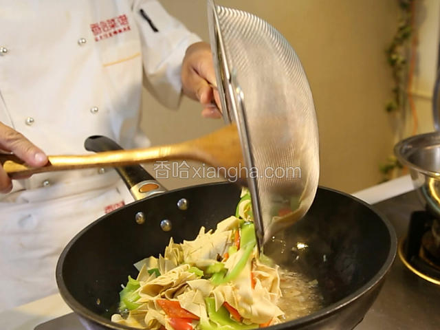 然后用水淀粉勾芡，调成汁，放入焯好水的尖椒、豆皮、红椒。大火翻炒几下，让欠汁均匀包裹在菜上，淋香油出锅。
