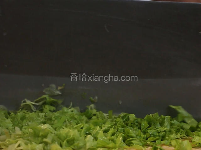 花叶生菜洗净顶刀切成小条，然后改刀切成沫。