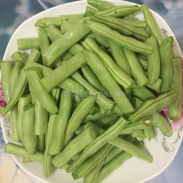 准备好豆角，掰食指长就行