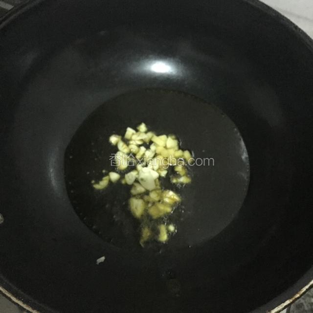 锅内烧热油放进姜、蒜、郫县豆瓣