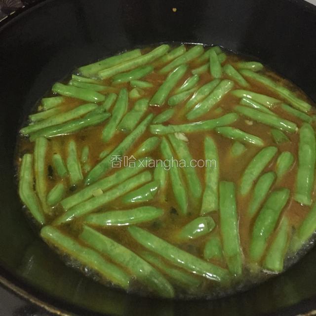 锅内加热水，水淹没豆角就够了