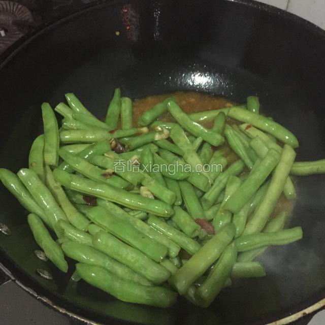 放进豆角翻炒