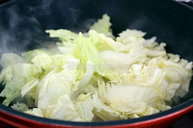 放入白菜翻炒均匀。