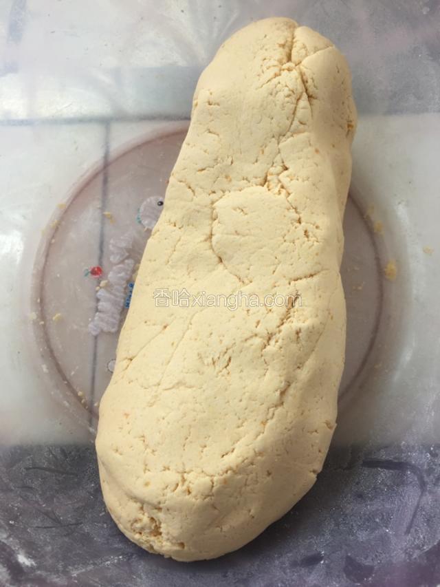 将这三样一起倒入盆中加水和