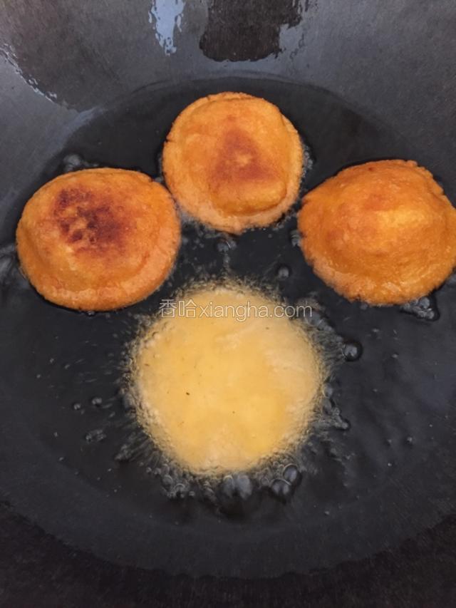 放入锅中已烧热的油中炸