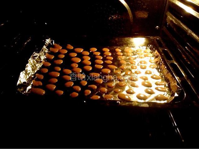 烤盘铺上锡纸，用小勺将可可糊不规则的倒在烤盘上，180度预热，烤2分钟取出。
