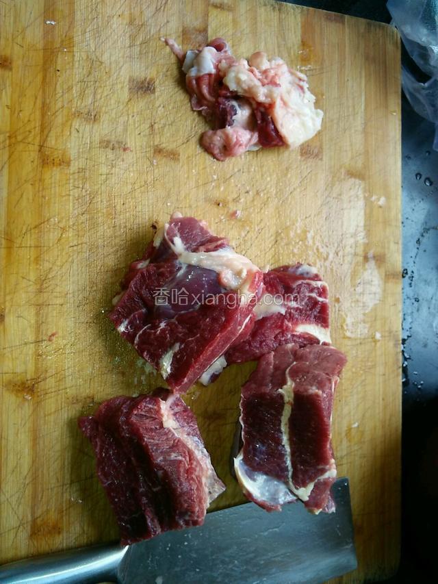 牛肉改刀，我用的是底板肉，比键肉能差一些，但做牛肉面却是首选。

