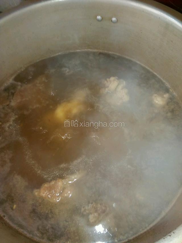 将肉和骨汆沸水烫去血水，捞出备用。
