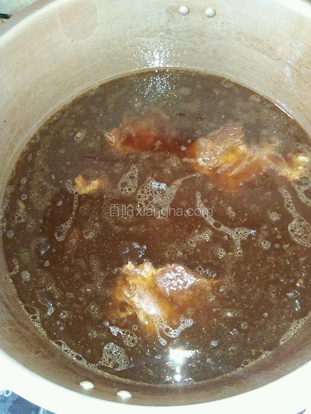 起锅加入清水4000ml，放入牛骨熬汤，开锅后一定要打去浮末，加入生抽，冰糖和神器。
再开锅时放入汆水后的牛肉，大火烧开，改成小火炖2小时！
