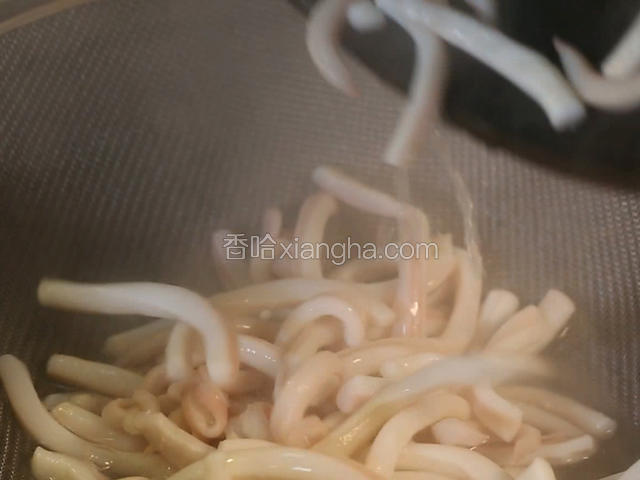 将鲜鱿鱼焯好备用。