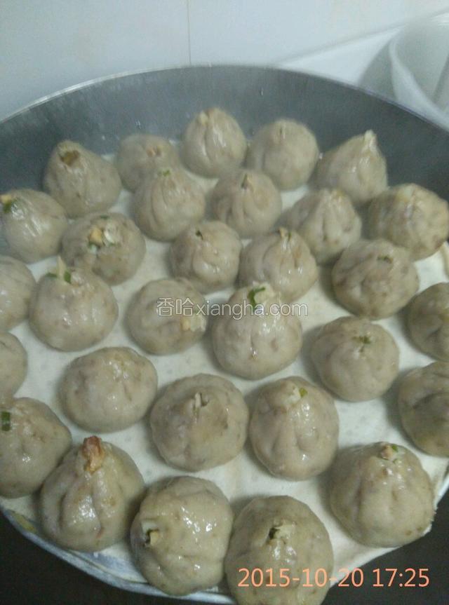 锅里烧开水，把捏好的烧卖放在铺了屉布的蒸笼上，洒上一些水(蒸好后就不会粘连)，盖上盖大火蒸8到10分钟，开锅后要看到烧麦彭大才算蒸好了。
