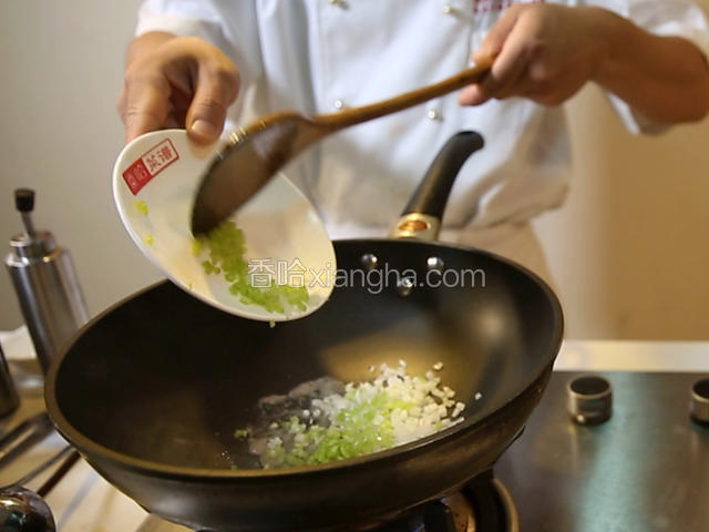 锅内下10克色拉油，烧至7成热加入盐10克，胡椒粉5克，小火烧热，做成椒盐；然后放入洋葱沫10克，尖椒沫10克，炒香。