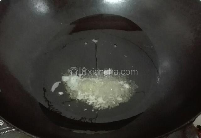 锅热下油下2茶勺白糖小火化开。