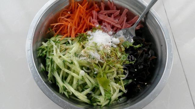 再放一勺糖，适量盐和鸡精。