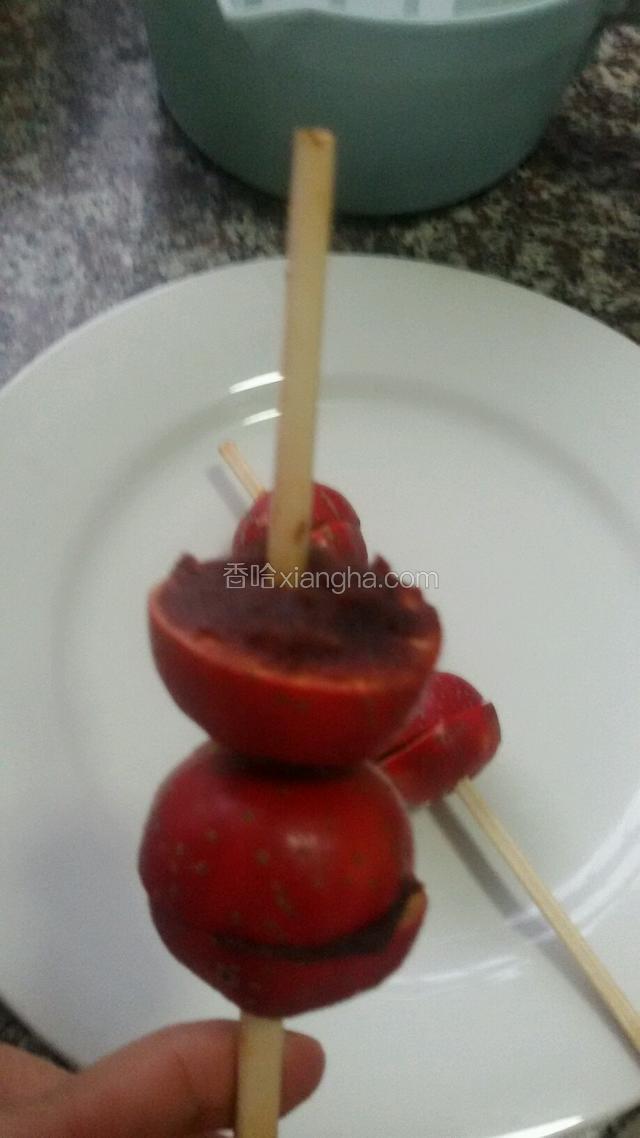 半个与半个面对面串起，喜欢豆沙里面可以放上豆沙馅！