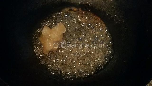 熬到糖渐黄，用小勺舀起有拉丝粘稠就可以了！