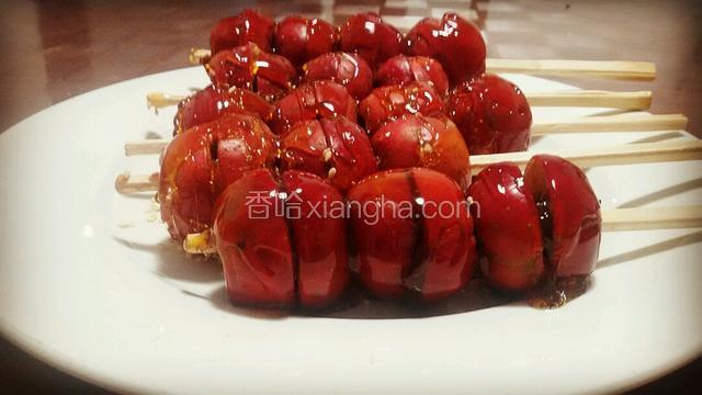 蘸糖时动作一定要迅速，这是成品图，由于手忙脚乱忘记撒芝麻了，记得出锅前要撒些芝麻！