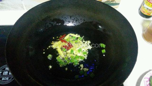 起锅热油，油开了下葱、姜、蒜、干辣椒炒香。
