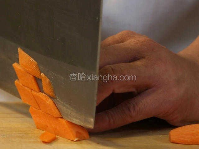 青椒、胡萝卜分别切菱形。
