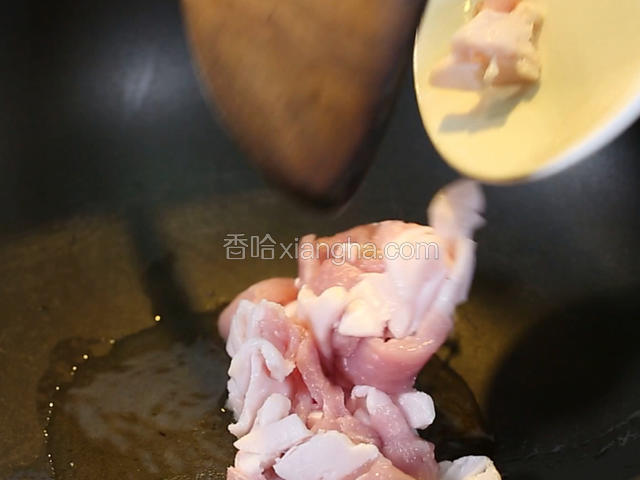 锅中下油10克，下五花肉炒熟。
