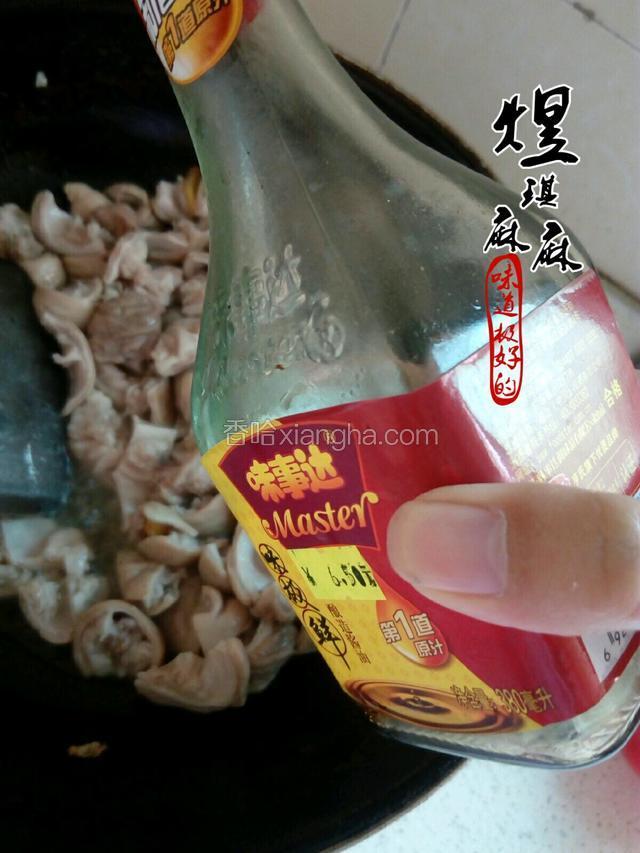 转大火放入大肠翻炒 ，加适量生抽，盐调味，翻炒均匀
