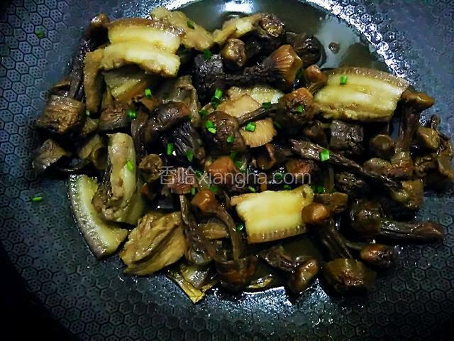 撒些葱花，再加入半勺味精提鲜。翻炒一会，待锅里汤汁快烧干，出锅。