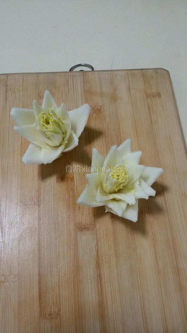 
用手将白菜的瓣扒开，整理成莲花形状