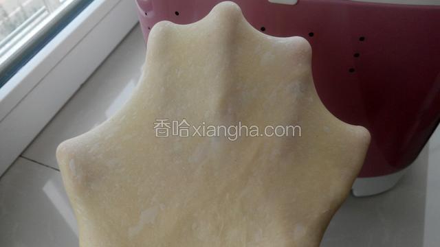 再继续揉面半个小时达到扩展阶段，全程一共揉面一个小时。