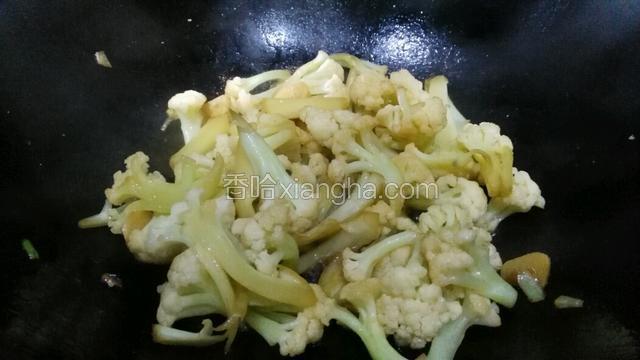 差不多要熟了加少许生抽调色，放盐，耗油，鸡精炒均匀，盛出即可。

