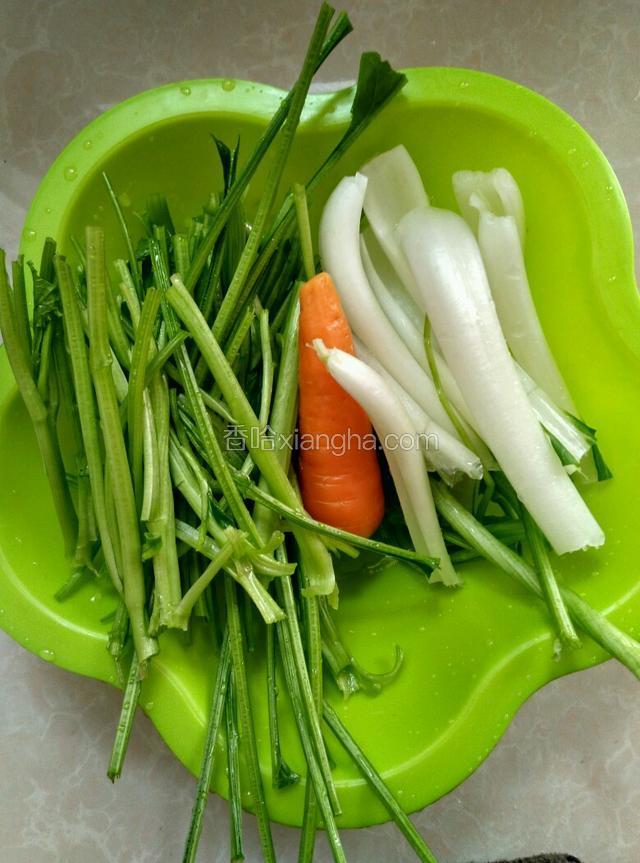 菠菜棒，勺菜棒，红萝卜洗净备用！