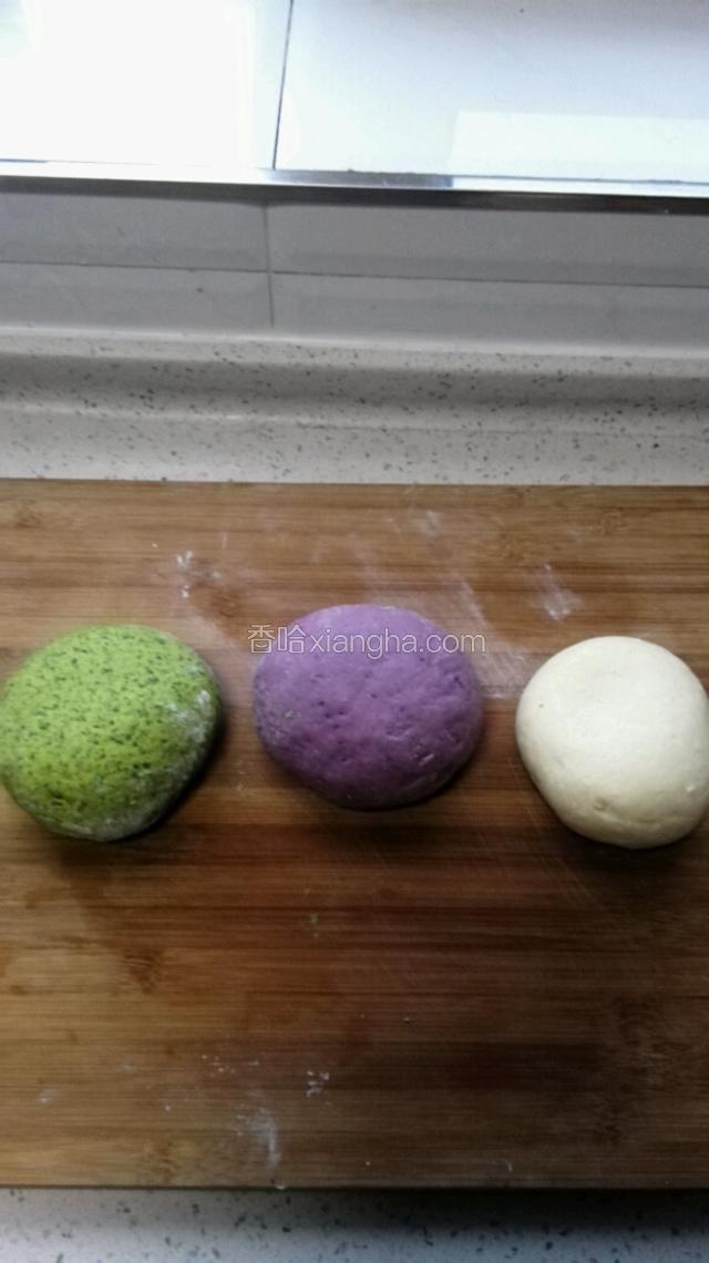 1.绿色为菠菜面团，把菠菜剁碎和干面粉掺一起，酵母用温水化开和面。
2.紫面团为紫薯做的。去皮上锅蒸熟趁热加入白糖用勺子压成紫薯泥，用剩下的酵母水和面，揉成紫色面团。
3.白面团可以倒入喜欢的牛奶和酵母水揉成白面团。