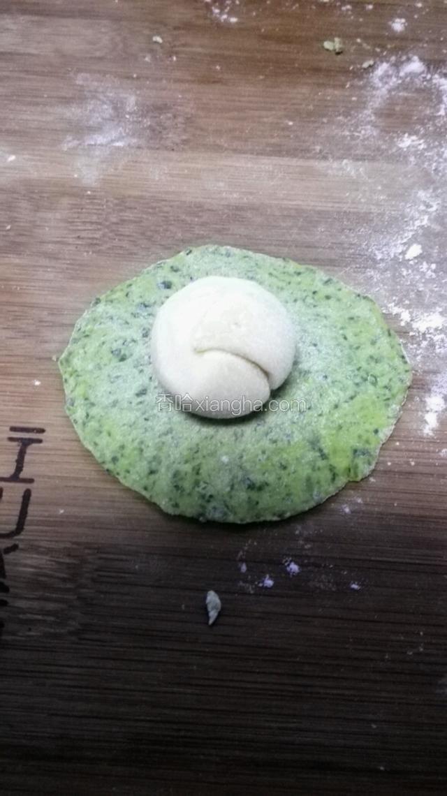颜色自由搭配，切成小剂子，一个颜色的皮去包另一个面团，像包包子一样包起来，收口捏紧，收口朝下，光面朝上，压扁。