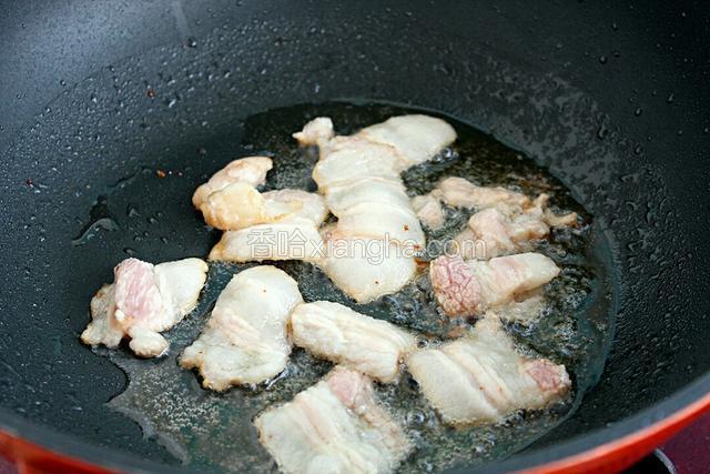 锅中放适量油烧热后倒入肉片炒至断生。