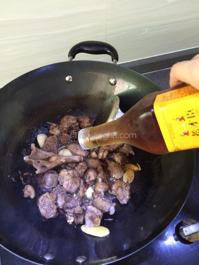 接着加入适量料酒，生抽炒至上色。