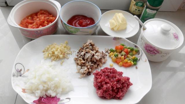 准备食材，西红柿和洋葱切小丁，香菇用水烫一下切丁，牛肉剁成肉末，大蒜切碎。