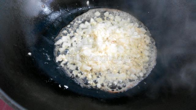 放入蒜末和洋葱炒出香味。