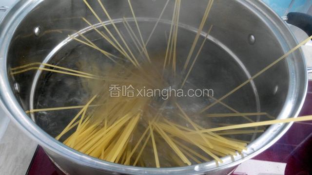 深锅中添适量水烧开后放入一勺橄榄油和一勺盐，把意大利面直立着放进去，等意面变软后再用筷子搅拌，一般煮个八到十分钟左右，捞出过凉水沥干水分。