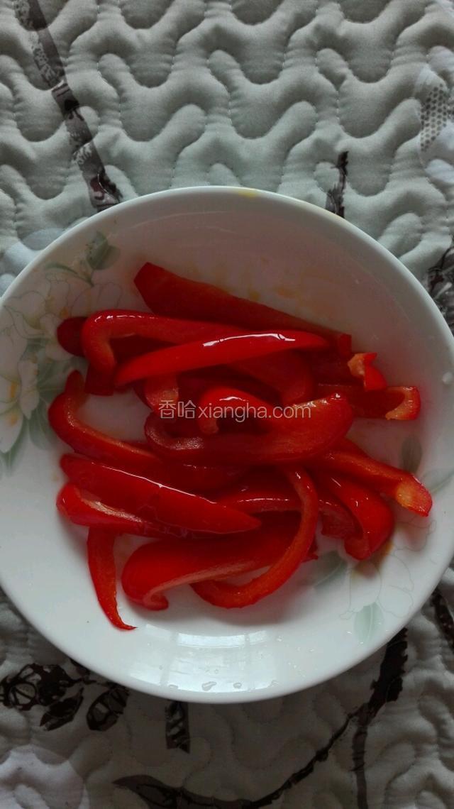 当甜椒表面炸出皱感时，盛入盘中，以备待用。