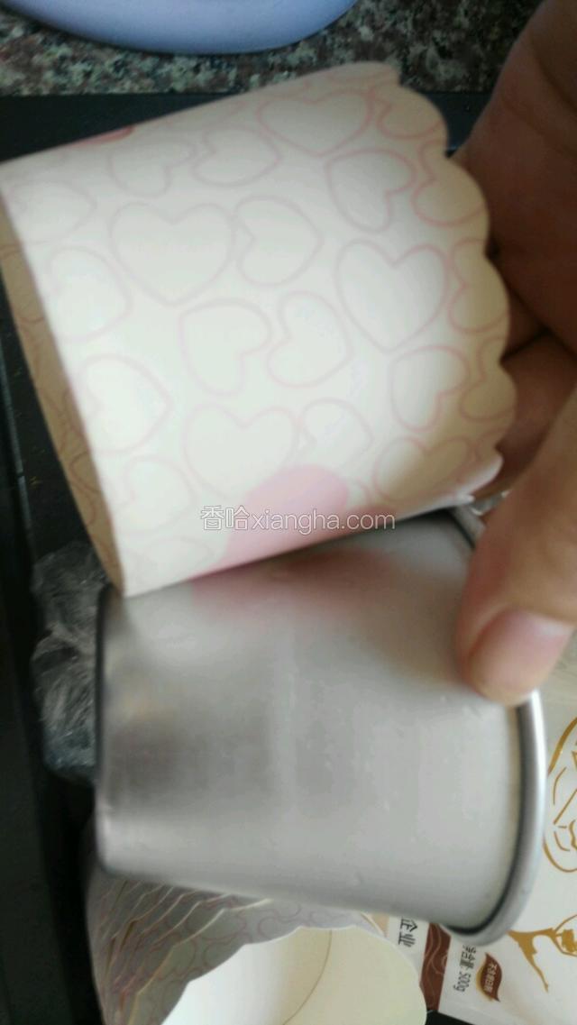 融化时把模具涂上黄油  有2种模具  铝和纸杯  给铝杯涂就行了