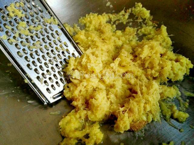 用插床将姜插成泥（或者用料理机打成泥），清莲觉得还是用手工的方法比较好。
插成泥的姜末拧出姜汁，和姜末分别放在不同的碗内。