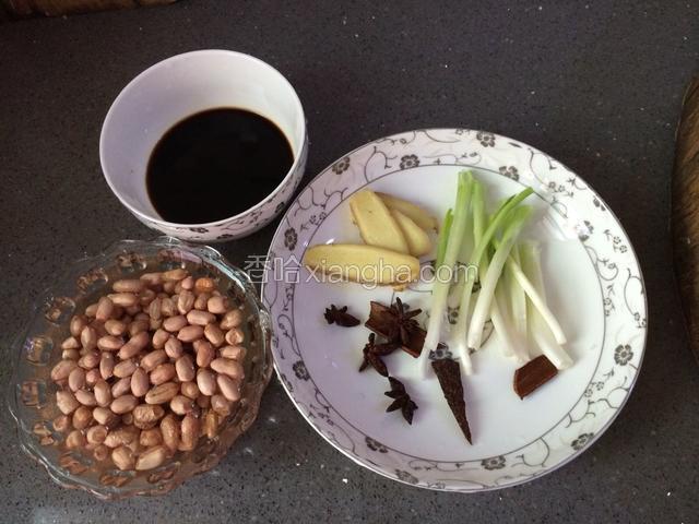 花生提前泡，也可以不泡。
准备好所有香料洗净。
生抽，蚝油，红烧酱油，（料酒少许）用碗装在一起备用。