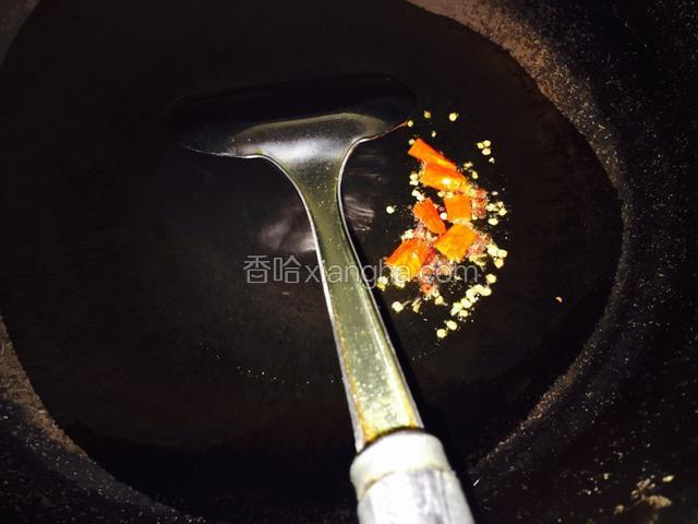 热锅冷油，下干辣椒花椒爆香提味。