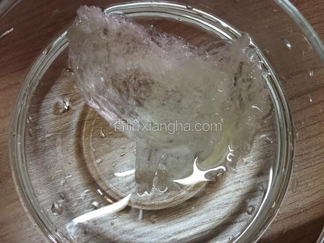 用凉开水或者蒸馏水泡2个半小时即可。