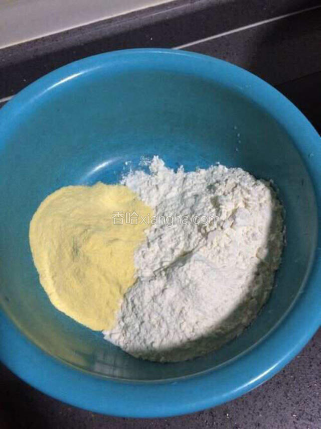 面粉，玉米粉用大碗装起来