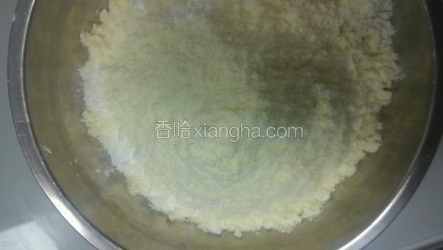 面粉淀粉奶粉混合一起过筛。